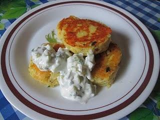 Placuszki ziemniaczano-serowe z sosem kefirowym