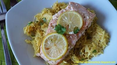 Pieczony łosoś z kiszoną kapustą w curry