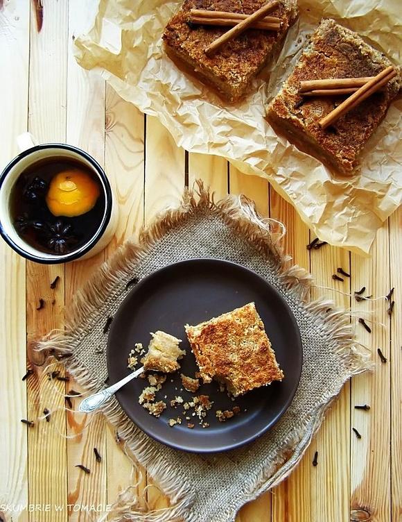 Orkiszowa szarlotka sypana z jabłkami aromatyzowanymi żubrówką
