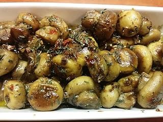 Pieczarki z czosnkiem, chili i ziołami