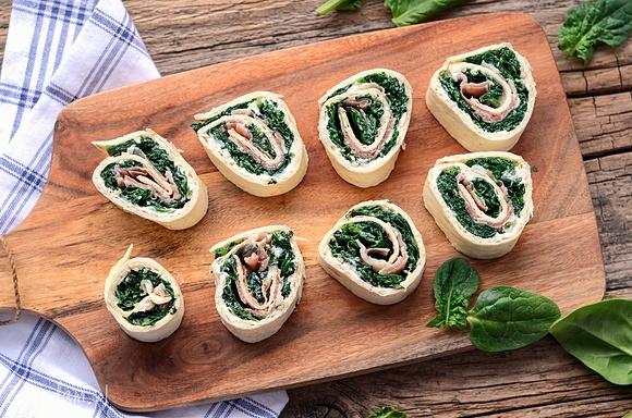 Karnawałowe roladki z tortilli ze szpinakiem i szynką parmeńską