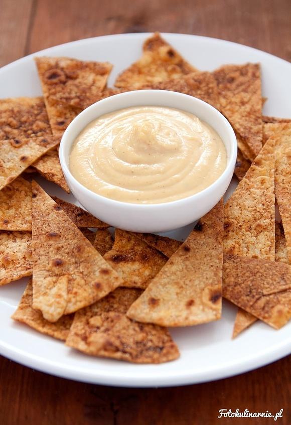 Dip serowy kremowy i pikantny do nachos i warzyw
