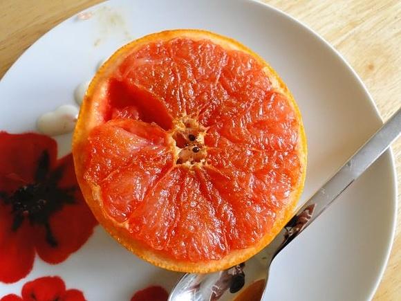Pieczony grapefruit z waniliowym sosem jogurtowym