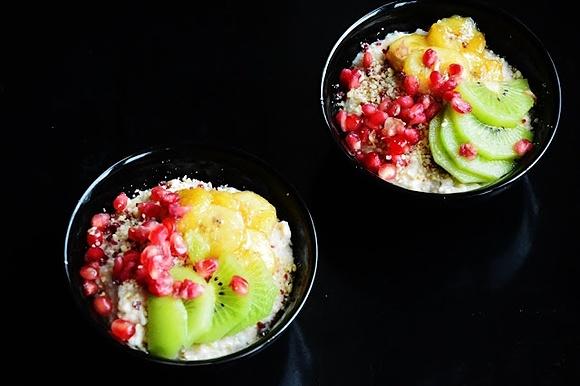 Klasyczna owsianka z karmelizowanym bananem kiwi i pestkami garantu