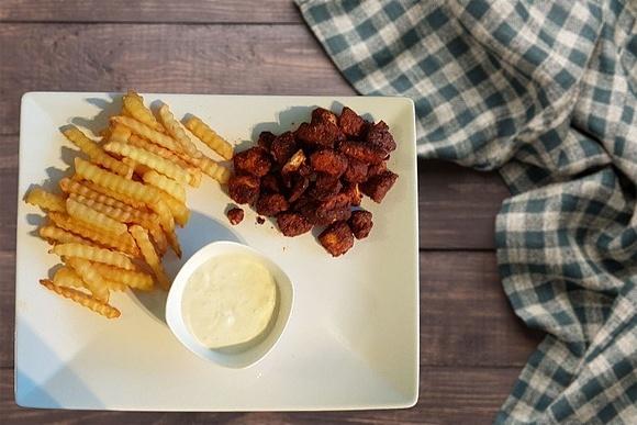 Shoarma z kurczaka na patelni z frytkami i sosem czosnkowym