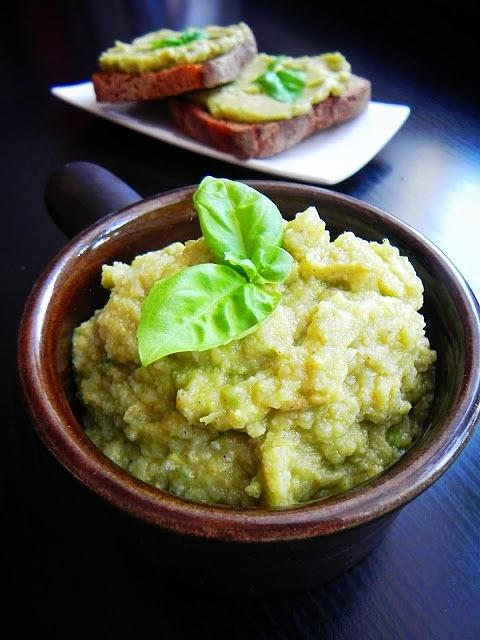 Guacamole z kalafiorem na grzankach z żytniego chleba