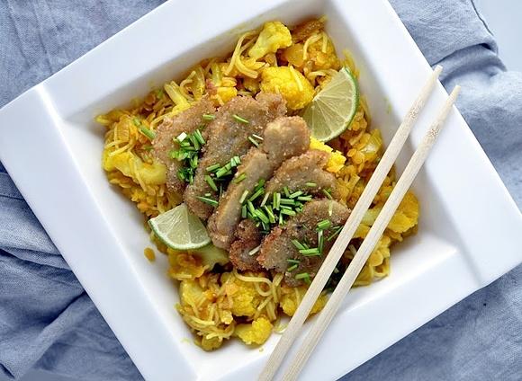 Seitan z makaronem ryżowym - wegański przepis na obiad