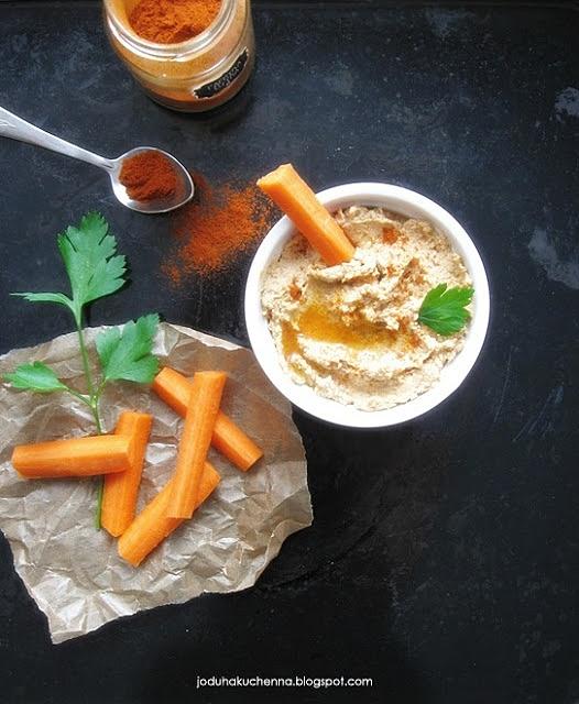 Hummus z suszonymi pomidorami do warzyw i krakersów