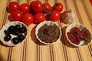 Tapenada z czarnych oliwek, idealna na karnawałowe przekąski