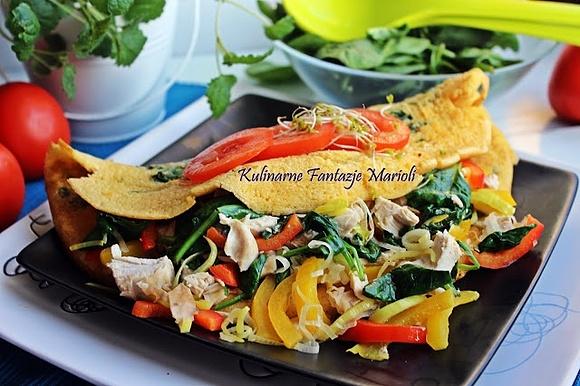 Omlet ze szpinakiem, kurczakiem i warzywami