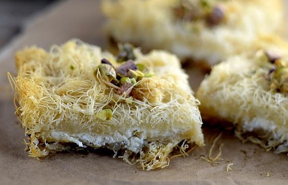 Knafeh - Libański deser z ciasta makaronowego z mascarpone