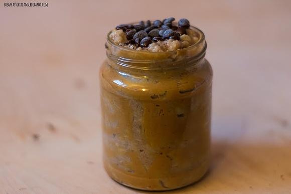 Owsianka na mleku sojowym z cynamonem i chocolate chips w słoiku