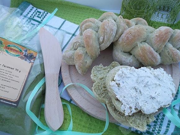Plecione bułeczki z młodym jęczmieniem