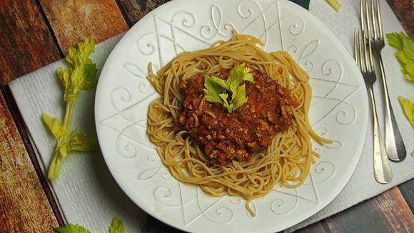 Spaghetti bolognese sos z mięsem i warzywami