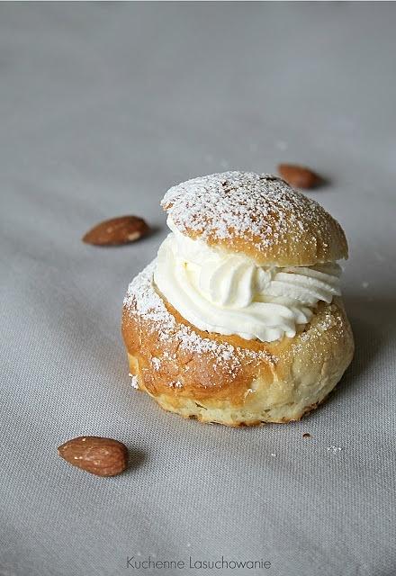 Semlor - szwedzkie bułeczki z kardamonem wypełnione bitą śmietaną