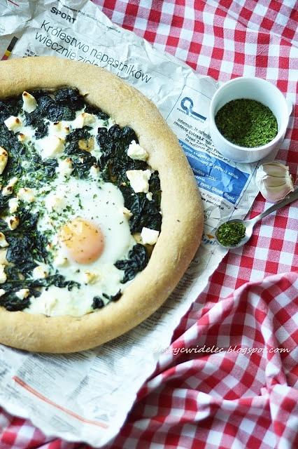 Razowa pizza ze szpinakiem fetą i jajkiem