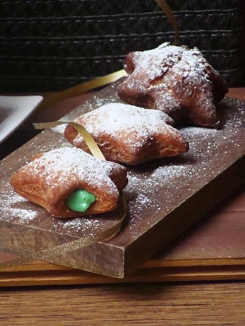 Karnawał shreka - pączki z pistacjowym nadzieniem i lukrem zielonym
