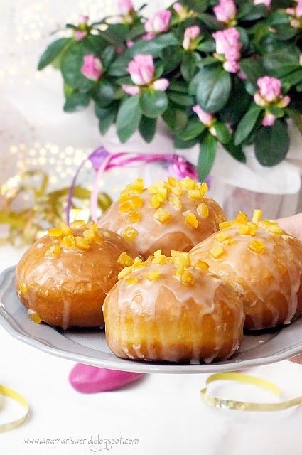 Pączki z nadzieniem różanym, lukrem i skórką pomarańczową