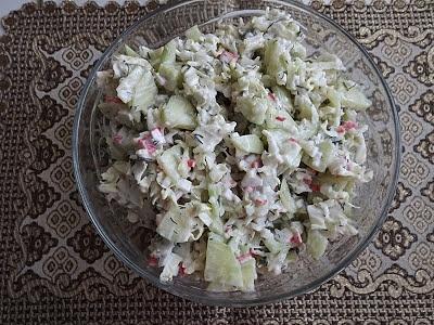 Sałatka krabowa z surimi, kapustą pekińską i jogurtem