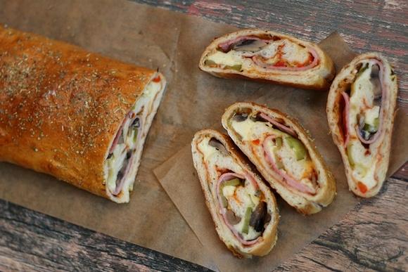 Pizza Stromboli - włoska zapiekanka z ciasta i farszu