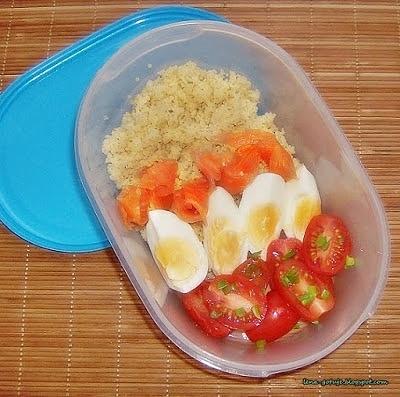 Lunchbox z łososiem, kaszą kuskus i jajkiem na twardo