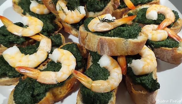 Bruschetta ze szpinakowym pesto i krewetkami