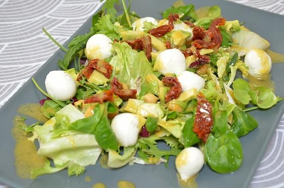 Sałatka z ciecierzycą, awokado i mozzarellą