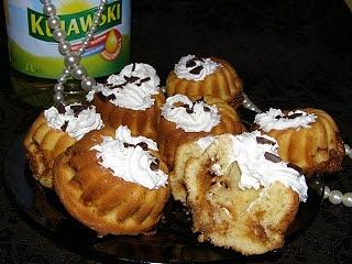 Babeczki na oleju rzepakowym z masą krówkową i bitą śmietaną