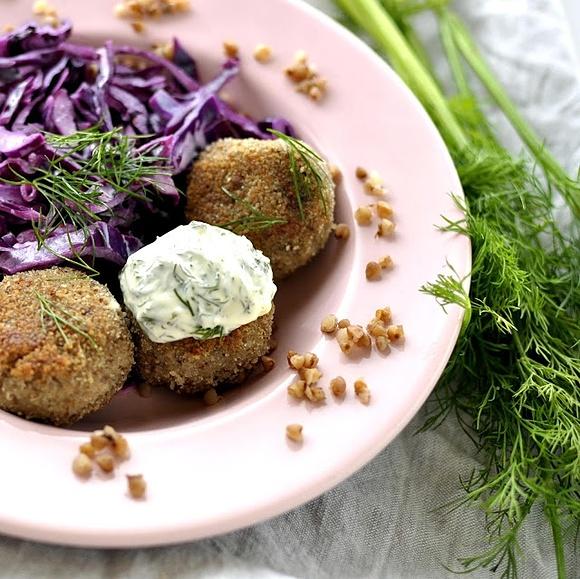 Vege pulpety z kaszy gryczanej w sosie koperkowym
