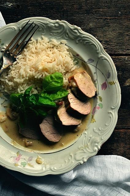 Polędwiczka wieprzowa w sosie z białego wina i pieczarkami