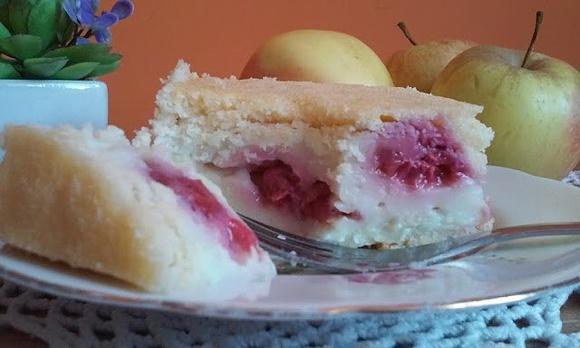 Ciasto ucierane z malinami w budyniu