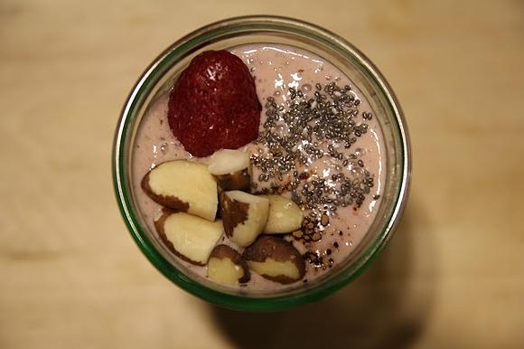Koktajl truskawkowo-bananowy z chia i orzechami