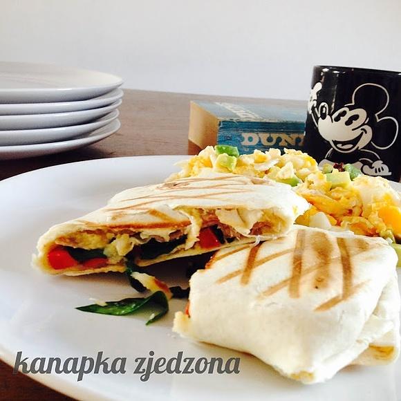 Tortilla na ciepło z humusem i jajkami