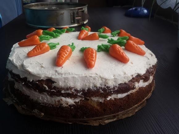 Przepis na ciasto marchewkowe z masą cukrową i marcepanem