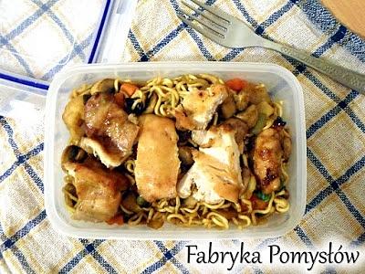 Makaron chow mein z warzywami i pieczonym kurczakiem
