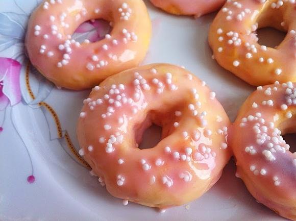 Pieczone pączki cynamonowe z jogurtowo-buraczanym lukrem