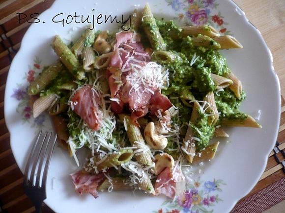 Makaron z pesto z rukoli i szynką parmeńską