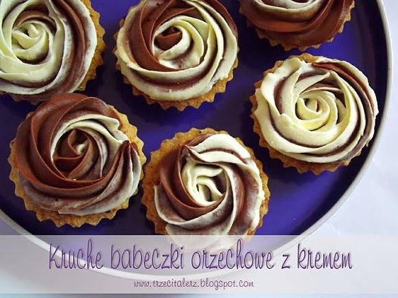 Kruche babeczki orzechowe z kremem maślano-czekoladowym