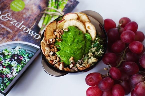 Quinoa z jarmużem i siemieniem lnianym z awokado i szpinakiem, nana ice cream