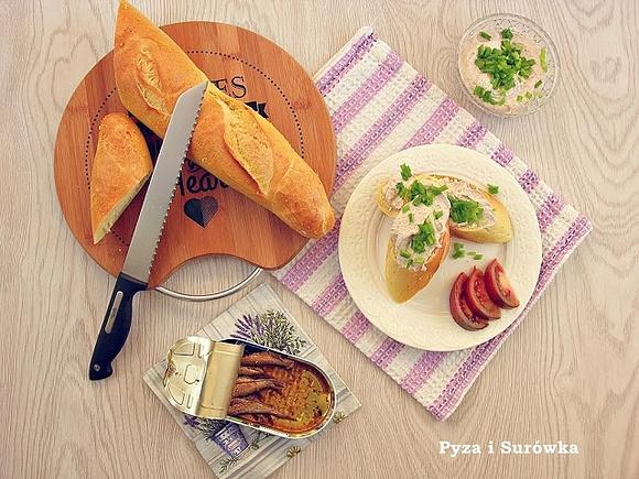 Pasta rybna z serka na kanapki ze szprotkami i białym serem