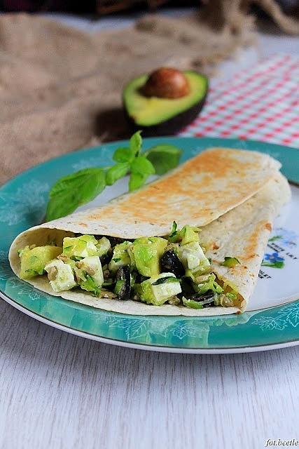 Tortilla z cukinią awokado i fetą