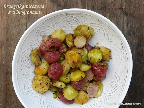 Pieczona brukselka z winogronami