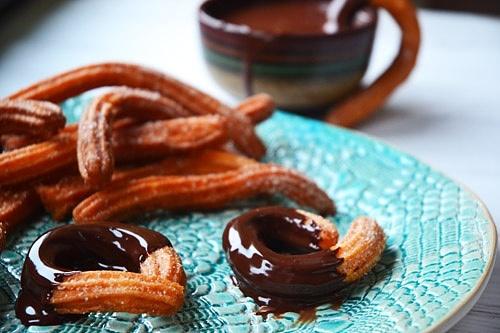Churros z sosem czekoladowym