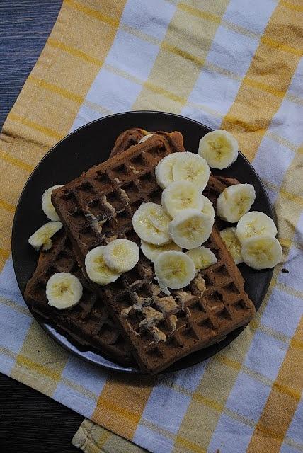 Batatowe gofry z masłem orzechowym i bananem