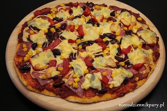Pizza z salami i kukurydzą