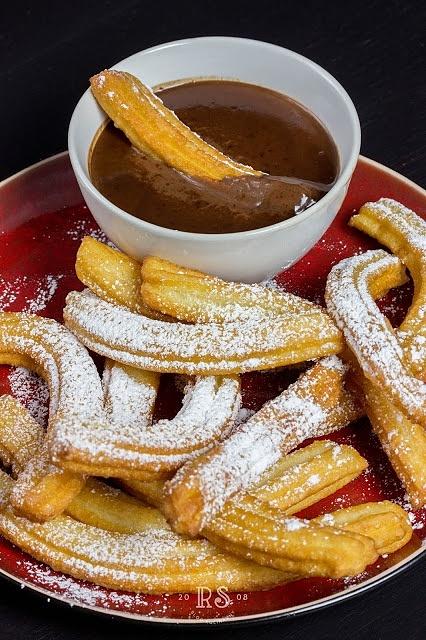 Churros hiszpańskie z czekoladą i sosem czekoladowym