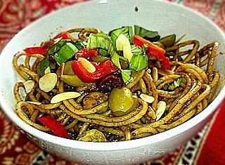 Makaron z suszonymi pomidorami i zielonym pesto