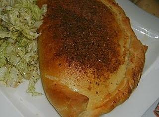 Drożdżowe calzone z mięsem i warzywami
