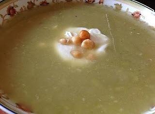 Zupa z świeżych ogórków