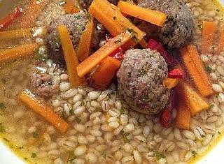 Zupa z klopsikami i kaszą pęczak